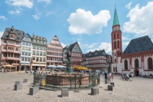 Roemerberg-Ostzeile-Alte-Nikolaikirche_Copyright-visitfrankfurt_Holger-Ullmann